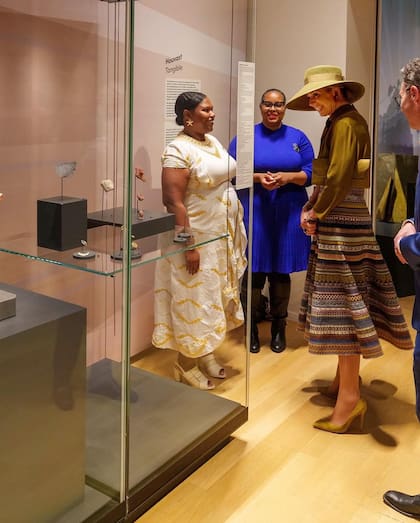 Para su día de actividades eligió una blusa de satén y una original falda con estampa (Foto: Instagram @koninklijkhuis)