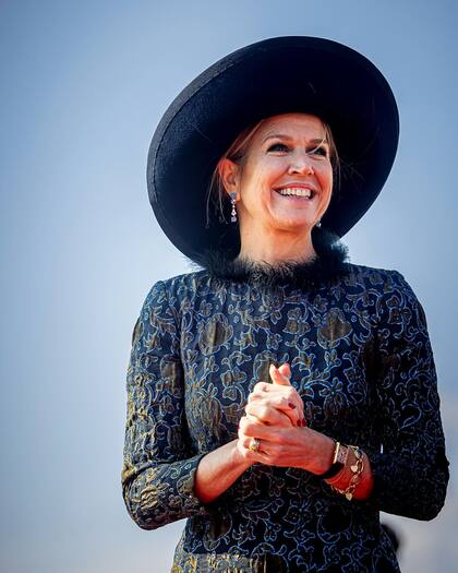 Para su día de actividades, la reina usó un vestido estampado con plumas y una pamela azul (Foto: Instagram @patrickvkatwijk)