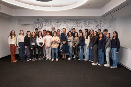 Para su día de actividades, Máxima lució una de sus piezas favoritas: un vestido azul bordado de Oscar de la Renta (Foto: Instagram @annefrank.exhibit / John Halpern)