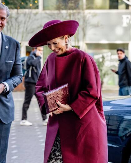 Para su día de actividades Máxima usó un elegante abrigo bordó de Natan, su firma de cabecera (Foto: Instagram @queenmaximaloveandnetherlands)