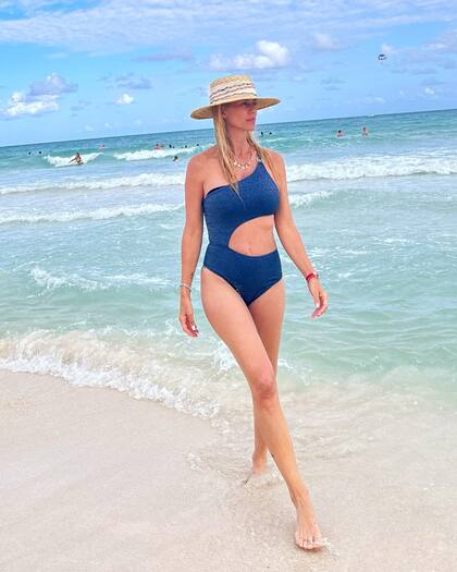 Para su día de playa, la modelo lució un traje de baño color azul (Foto: Instagram @nikitaneumannoficial)