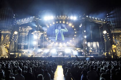 Para su gira Bridges to Babylon de 1997 los Stones desplegaron un escenario de 4 millones de dólares, con un puente de 45 metros hacia un escenario más chico