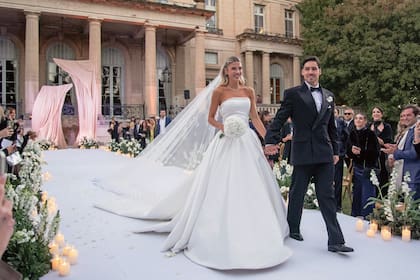 Para su gran día, la
influencer lució un vestido de
estilo principesco firmado por
Atelier Pucheta Paz. Se trata de
una pieza de silueta evasé en tono
off white con corset de escote
recto, falda de doble campana y la
espalda, de línea infinita, con más
de 250 botones forrados
