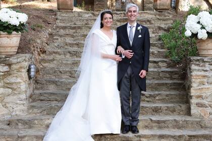 Para su gran día, la única hija de los Grandes Duques de Luxemburgo eligió un diseño con escote entrelazado y gran cola de Elie Saab, que complementó con la tiara Chaumet Choker de diamantes, que también puede usarse como collar.