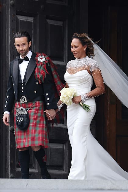 Para su gran día, Mel B vistió un diseño de
la británica Josephine Scott con escote semitransparente e incrustaciones de perlas blancas. Por su
parte, Rory McPhee llevó un smoking remixado
con un kilt de tartán rojo, en homenaje a sus raíces
escocesas.