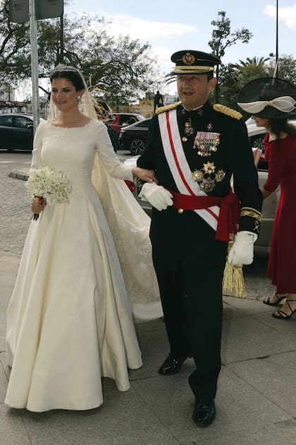 Para su gran día, Mercedes Olazabal y Solís lució un vestido de Navascués y joyas de su familia. En la foto, la novia, cuando llega de a la iglesia del brazo de su padre, el general del ejército español Ignacio Olazábal Elorz, marqués del Valle de Santiago