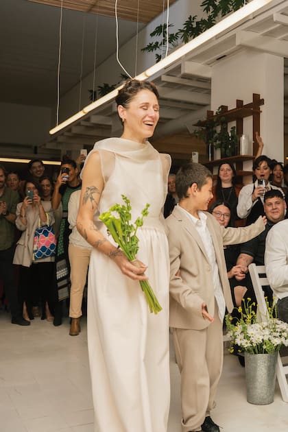 Para su gran día, Sofía eligió
un vestido de líneas simples
confeccionado en shantung
de seda off white, con corte a
la cintura y falda sutilmente
fruncida y chal de organza, de
la diseñadora Agus Chueizer.