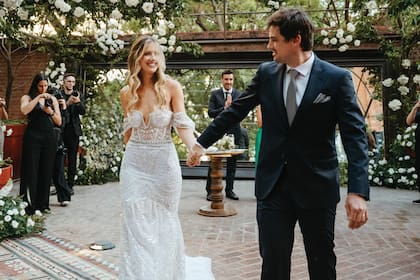 Para su gran día,
Stephanie lució un
vestido de Marian Saud
de corte sirena con
corset estructurado y
mangas caídas, bordado
a mano con piedras,
cristales, perlas y
canutillos que combinó
con un velo, también con
incrustaciones de piedras
y cristales. El novio optó
por un traje azul oscuro
de Sastrería González.