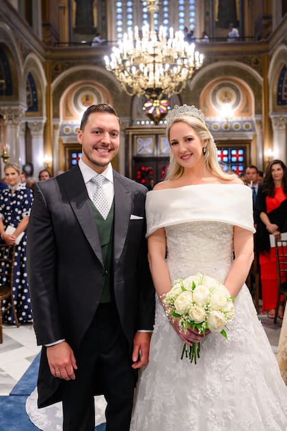 Para su gran día, Teodora eligió un vestido de organza con escote Bardot y más de 500 mil cristales y flores, de la diseñadora Celia Kritharioti. El velo de encaje de su bisabuela materna, Margarita de Connaugh, que usaron en sus bodas cuatro reinas y, como todas las novias de la familia desde hace un siglo, se coronó con la tiara “Khedive”, de platino y diamantes.