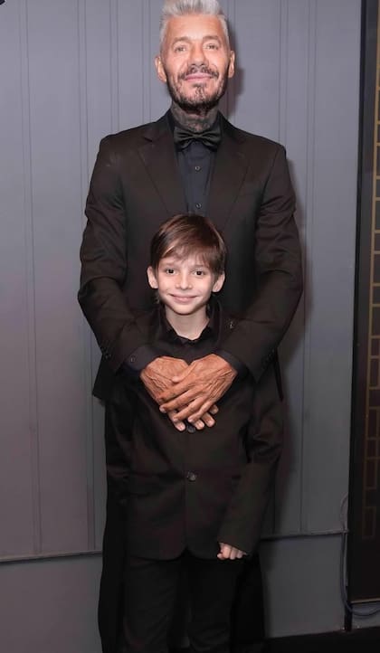 Para su gran noche, Marcelo eligió traje, camisa y moño, todo en negro. El menor de sus herederos vistió del mismo color.