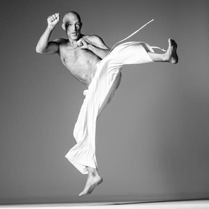 Para su imagen "de estudio", Vincent Cassel comenzó a mostrar su habilidad con el capoeira