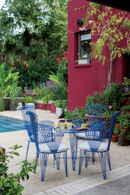 Para su jardín, la diseñadora Yanina Screpante eligió un juego de hierro de un galpón de antigüedades en Capilla del Señor y lo pintó de azul.