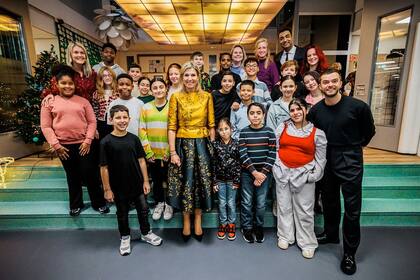 Para su largo día de actividades, la reina se lució con un conjunto de blusa amarilla
y pollera azul (Foto: Instagram @koninklijkhuis)