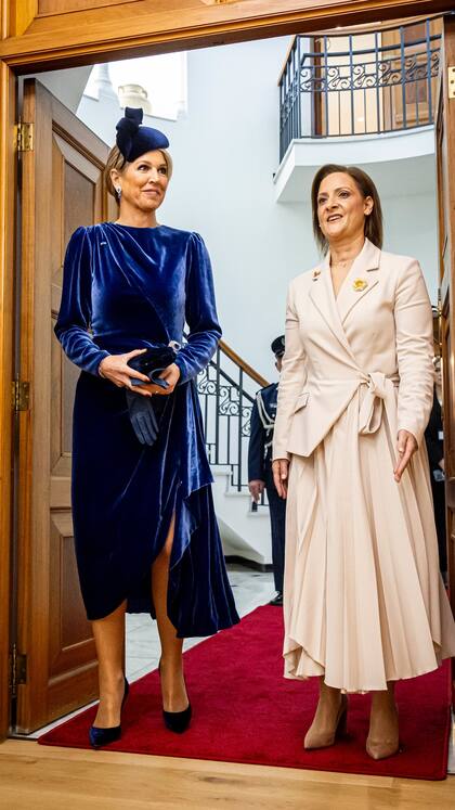 Para su primera actividad en Chipre, la reina Máxima lució un elegante vestido de terciopelo azul de Costarellos (Foto: Instagram @patrickvkatwijk)