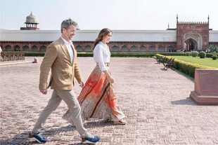 Para su primera visita al mítico Taj Mahal, el heredero del trono danés eligió un saco de color claro y zapatillas Nike Metcon azul y beige. Mary, por su parte, optó por una falda larga de la casa Etro, que tiene en su vestidor desde 2016 y que accesorizó con joyas Dulong. Hace sesenta años, la entonces princesa Margarita visitó el lugar también por primera vez.