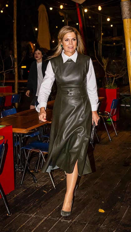 Para su segunda actividad del día en The Offline Club en Ámsterdam, la reina usó un vestido de cuero con una camisa blanca debajo (Foto: Instagram @patrickvkatwijk)