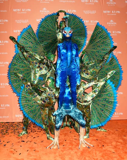 Para su traje, Heidi necesitó de nueve bailarines que hicieron del hermoso plumaje del pavo real
