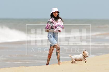 Para su última escapada a la playa, Lelé se lookeó con bermuda de jean, remera batik y sombrero.