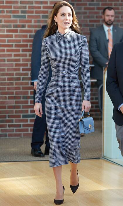 Para su visita en solitario a la Universidad de Harvard, Kate optó por un vestido de silueta lápiz y con cuello camisero, de la marca Emilia Wickstead, que complementó con cinturón negro, stilettos a tono Gianvito Rossi y cartera Harlow Mulberry. 