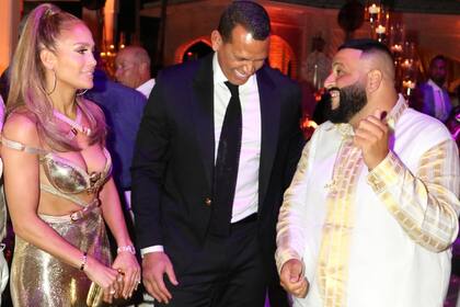 Para tamaño evento, la cantante lució un vestido dorado de Versace