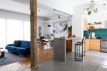 Para tener un estar amplio, derribaron el hall de entrada y las paredes que dividían la cocina del living.