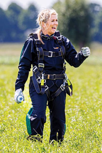 Para tirarse al vacío, Máxima se cambió el conjunto de blusa y pantalón de Natan con que había llegado por un mono militar y zapatillas.