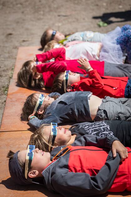 Para todos el eclipse fue una experiencia única, pero más aún para los niños, que se acostaron a observarlo sin perder detalle.