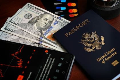 Para tramitar el pasaporte estadounidense deben cubrirse dos tarifas, una al DOS y otra a la oficina donde se presenta la solicitud (Pexels/DΛVΞ GΛRCIΛ)