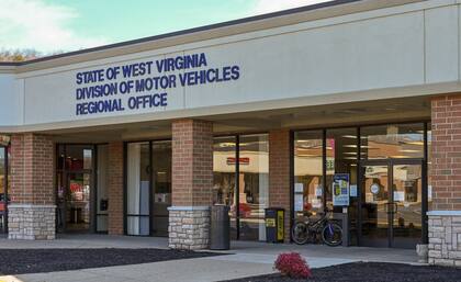 Para tramitar la Real ID en West Virginia es necesario acudir a una oficina regional del DMV; se recomienda hacer cita