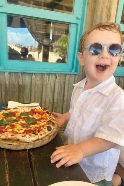 Para un almuerzo en La Huella, llevó un equipo de camisa y bermuda de lino con anteojos de sol.