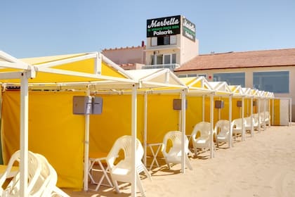 Para un buen descanso también es preciso asegurarse sombra: en el balneario Marbella ofrecen alquiler de sombrillas y carpas