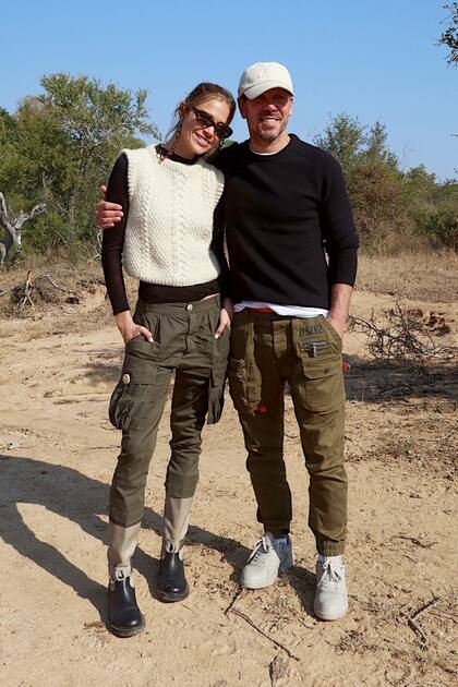 Para una de sus excursiones, la pareja eligió looks sincronizados de pantalón cargo y la parte de arriba en negro, a la que Carla le agregó un chaleco tejido.