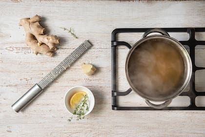 Para una decocción, el jengibre se coloca en agua fría y se lleva a hervor: así se extraen mejor sus aromas y principios activos