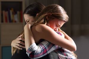 Para una mujer víctima de violencia, pedir ayudar no es fácil; conocer cómo podemos asistirla, a dónde denunciar y solicitar asesoramiento, resulta clave