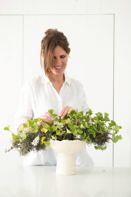 Para una Navidad net, la ambientadora Teté Castells propone un arreglo para decorar espacios de la casa, con hojas de Ginkgo biloba, claveles del aire como base y flores de jazmines de leche.