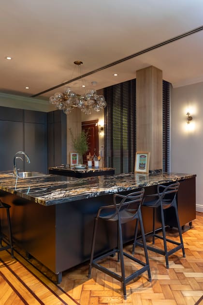 Para unir la cocina al conjunto, se pintaron las paredes del mismo beige agrisado (Sherwin Williams) que el living y el comedor.