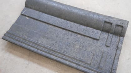 “Para unir los componentes, utilizamos plástico reciclado procedente de bidones, bolsas y caños. Es decir, que se trata de una teja compuesta en un 100% de materiales reciclados”, señala Rosana Gaggino, directora del CEVE