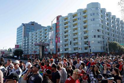 Para verificar las condiciones del tráfico en tiempo real, se debe revisar la aplicación web/móvil Caltrans QuickMap