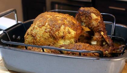 Para verificar que el pavo esté listo, se recomienda utilizar un termómetro y controlar la temperatura interna del platillo