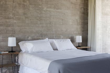 Para vestir las suites, una paleta de luminosos blancos y grises tanto en la ropa de cama (Casa Bulla) como en las cortinas.