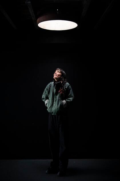 Para Vimala llevar cosas en la cabeza es una obsesión. "Siempre me llamó la atención ver a esas personas llevar en sus cabezas todo tipo de objetos y moverse como si no fueran conscientes de lo que cargan. Se los ve como en una pantalla dividida, como en una viñeta. Abajo: la persona. Arriba: el objeto, la carga erigida en altura. Estamos frente a un pedestal viviente, una performance"