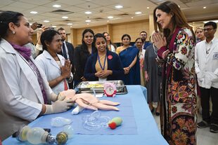 Para visitar el India Institute of Medical Sciences, volvió a apostar por los diseños de Etro, la casa italiana que dirige Marco de Vincenzo. Esta vez, con un increíble saco reversible que ya había usado antes, que combinó con stilettos Gianvito Rossi.