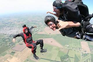 Cómo es saltar desde un avión con un elemento que pensó Da Vinci