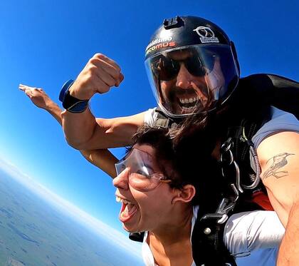 Paracaidismo Chascomús acompaña a vivir la adrenalina única de la caída libre.