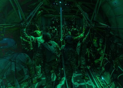 Paracaidistas afinan técnicas de asalto en entrenamiento, una de las principales ventajas tácticas de las unidades aerotransportadas