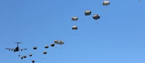 EE.UU. despliega una fuerza de paracaidistas de élite en Medio Oriente y no descarta incursiones terrestres en Irán