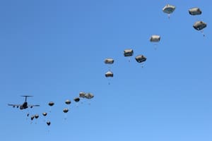 EE.UU. despliega una fuerza de paracaidistas de élite en Medio Oriente y no descarta incursiones terrestres en Irán