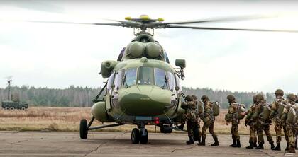 Paracaidistas rusos y bielorrusos cargan en helicópteros militares cerca de la frontera con Polonia y Bielorrusia; Rusia ha enviado paracaidistas en una muestra de apoyo a su aliado en medio de las tensiones por la afluencia de migrantes en la frontera