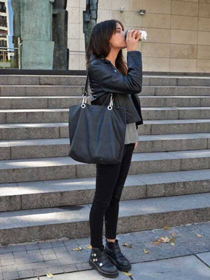 Parada de colectivo en frente al museo MALBA, 12 hrs, Buenos Aires