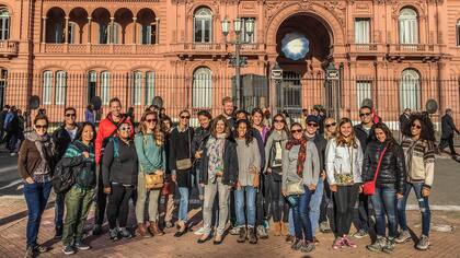 Parada en la Casa Rosada durante el recorrido organizado por Free Walking tours por la ciudad de Buenos Aires.
